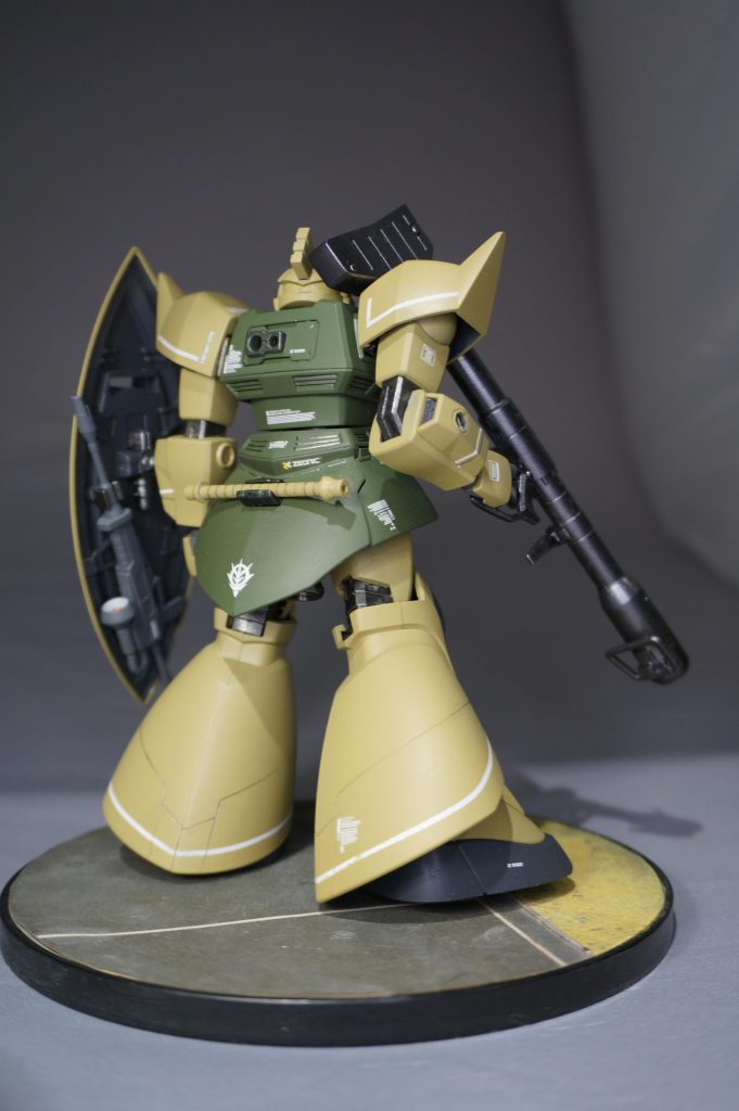 今回は懐かしの「リアルタイプカラー」にて塗装しました。肩アーマーや脚部フレアのホワイトラインは、マスキングして塗装してあります。その他マーキングは市販品デカールです。