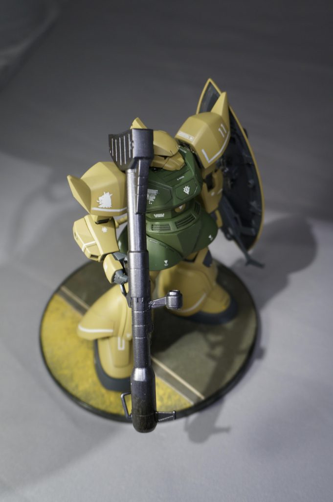 楯裏にビームライフルを隠し持っています。