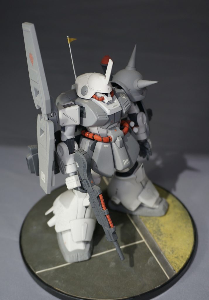 マラサイについて考察する前に、下記疑問から考察してみます。「シャアはグリプス戦役時、何をするために地球圏にやってきたのか?」おそらくこれは「ジオン再興の際、主戦力となる次世代量産型MSの開発・生産をアナハイムに依頼するため」でよろしいと思います。つまり...①手土産としてアクシズ謹製のガンダリウムγをアナハイムに提供↓②リックディアスを開発↓③性能的には満足だが、さらなる経済性ともう少し「ジオンっぽく」でリテイク↓④マラサイ開発↓⑤性能的に納得出来ずさらにブラッシュアップを指示↓マラサイ、ティターンズに見つかる&ここでグリプス戦役激化+ハマーン大暴れ↓しばらく頓挫しつつも粘り強くアナハイムと交渉し...↓⑥ギラ・ドーガ開発↓⑦シャア蜂起と言うことで、マラサイとはギラ・ドーガ開発のテストベットである。と言うことでいかがでしょう?なので、今回の作例のようにアナハイムから直接ジオンに提供されたマラサイが少なからずあったのではないか?UCガンダムに出てきたマラサイもそのうちの1台なのではないか?と言う妄想でございます。