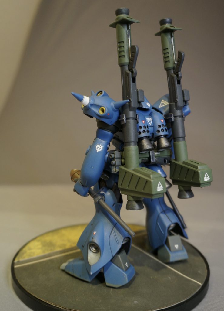 デカーリングの上で、軽くウェザリングを施しました。全体的にダークグレイでワントーン落とし、足首周りはブラウン系のパステルをかけてあります。