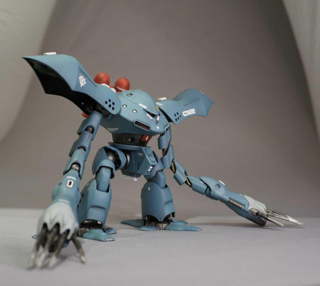 成形色のスカイブルーが好みではなかったので全塗装にて渋めのスカイブルーに落ち着かせました。主な改修点は下記の通りです。1.モノアイ可動化、Hアイズ化2.各部ブチ穴は開口(貫通してます)3.ショルダーアーマー内部がスカスカなのでジャンクパーツにてディテール追加&先端はシャープに4.後ハメ加工