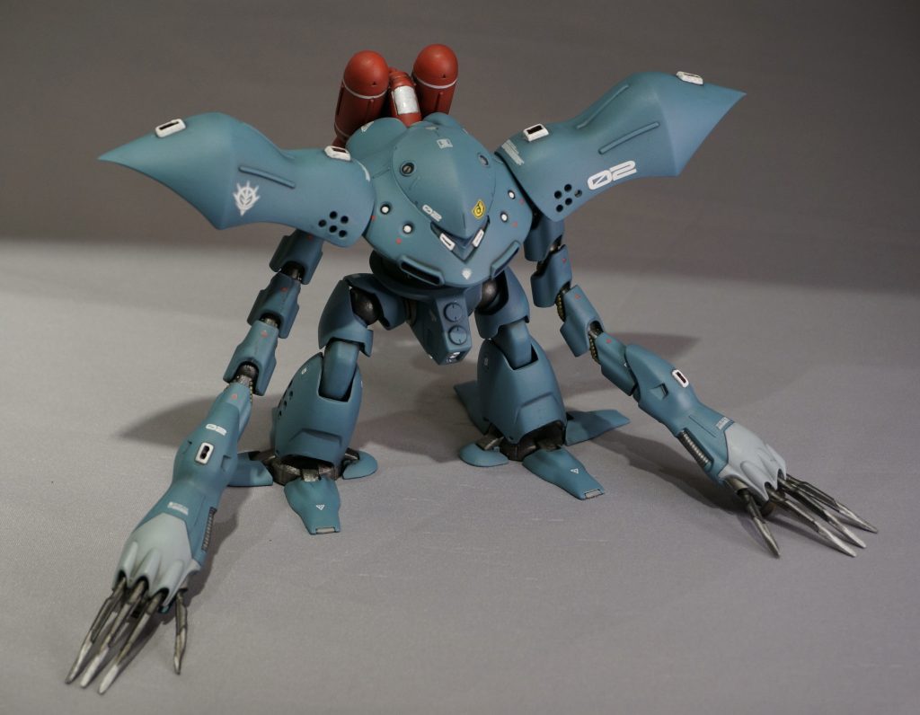 ネイルも丁寧に塗り分けてオシャレに。