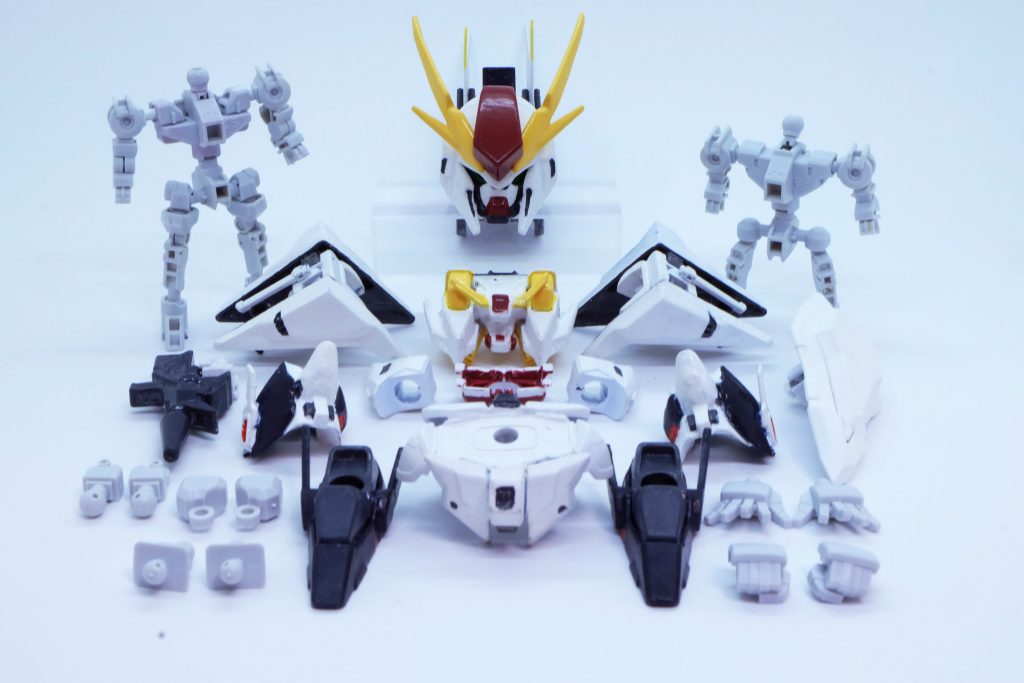 スタティックディスプレイもどき。今回はファンネルとビームサーベルは無加工なのでこの中にはありません。