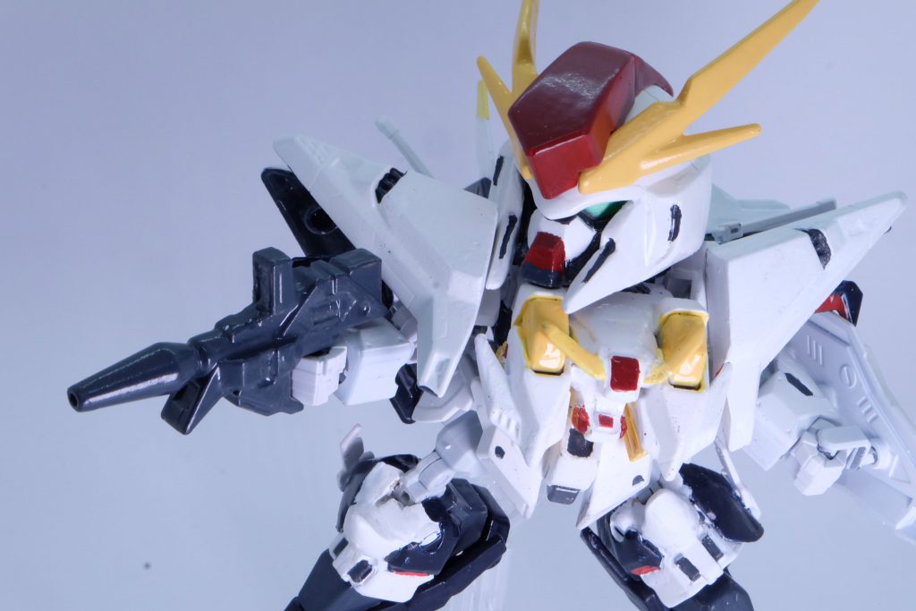 特にこだわったのが、頭部と胴体の形状です。以下は一例ですが、だいぶ拘りました。・耳はバルカンからダクトにデザインを変更・顎は鋭くとがらせ・アンテナ中央の赤いブロックは形状を大きく変更・後頭部の羽のようなデザインを変更・目つきが鋭くなるようパテで形状を変更・角をほんのり曲げて背面にカーブ・胴体は2段突き出たような形状に変更し、アンテナ・フィンを付与。