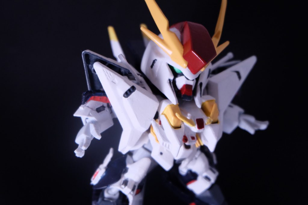 白いモビルスーツは、黒背景がよく似合う。