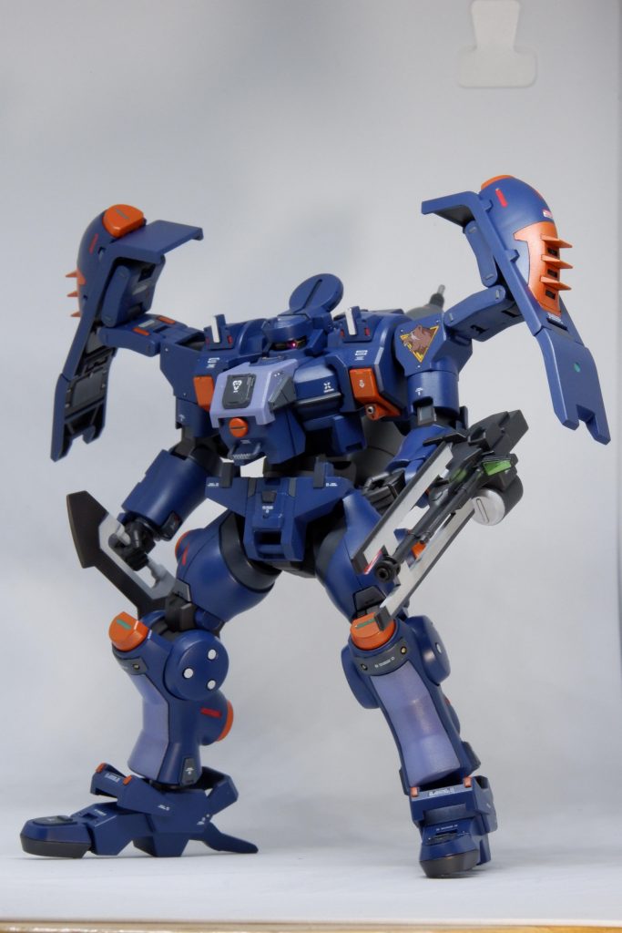 キットそのままだとディテールが物足りなかったので追加しました左肩のデカールはガンダムデカールですオレンジ、紫部分はメタリック感のあるソリッド色を意識して調色しています