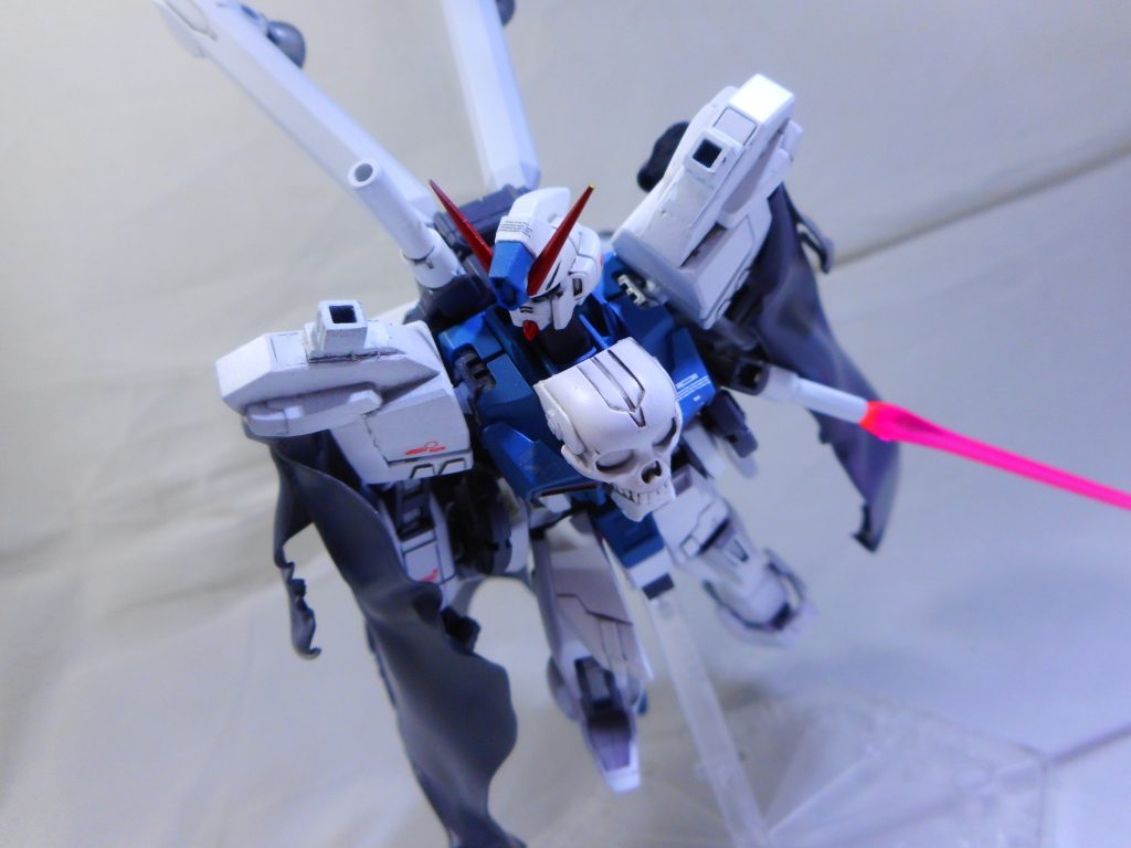 可動範囲が干渉するのでサブアームからサーベルを出すかビームガンとして運用する位しか出来ません