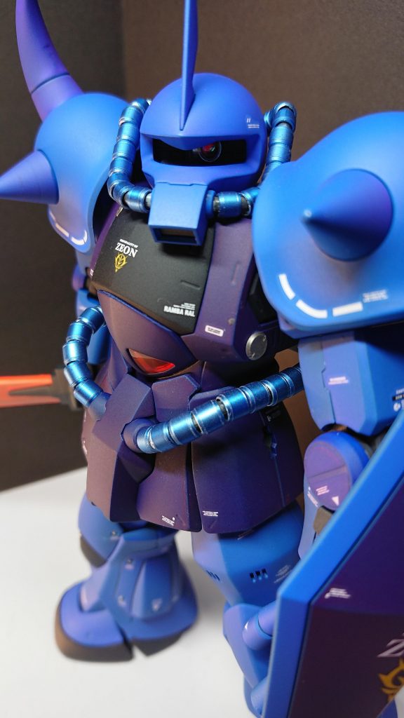 塗装後、モノアイも変更しデカールもペタペタ。