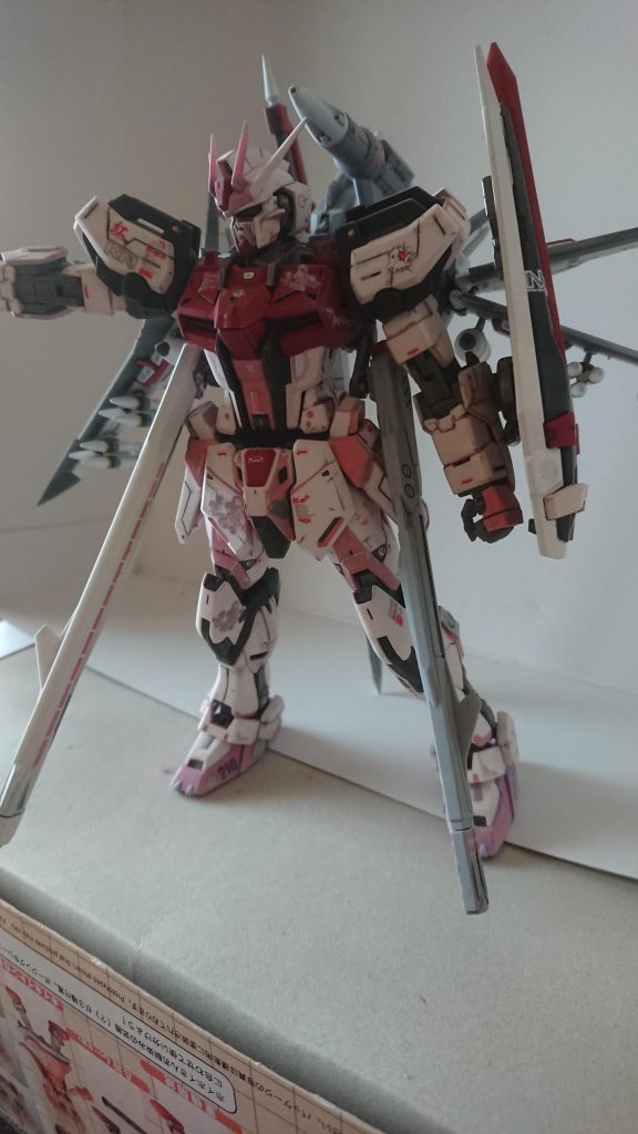 缶スプレー塗装してましたが、ピンクが濃かったので、部分的に残しつつヤスリがけで色落とし。