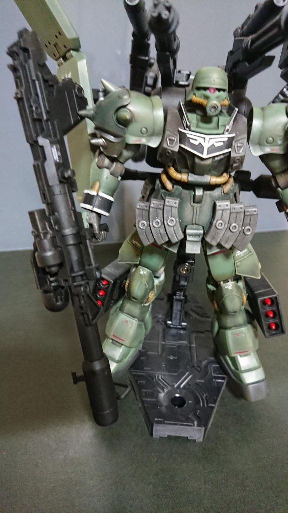 成形色のままでガンダムマーカーのグレー3とタミヤのウェザリングマスターでウェザリングしました。後はデカールをそれらしく張りました。