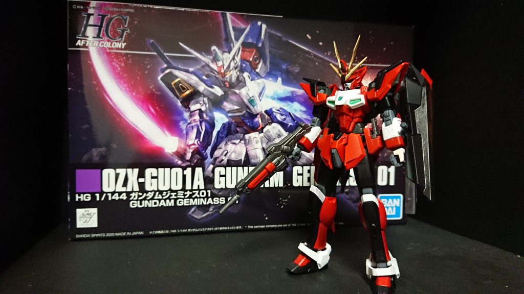 全体像はこんな感じ。最近元のキットの箱絵を背景にして写真を撮るのにハマりました。パーツ構成はジェミナスの頭、胴体、肩、足にピクシーのダガーと腕、ストライクの腰にフリーダムの脚にコトブキヤキットのエクシードバインダーです。