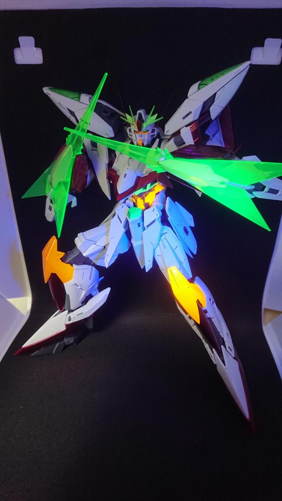 蛍光カラーで塗装しのでブラックライトで光ります。