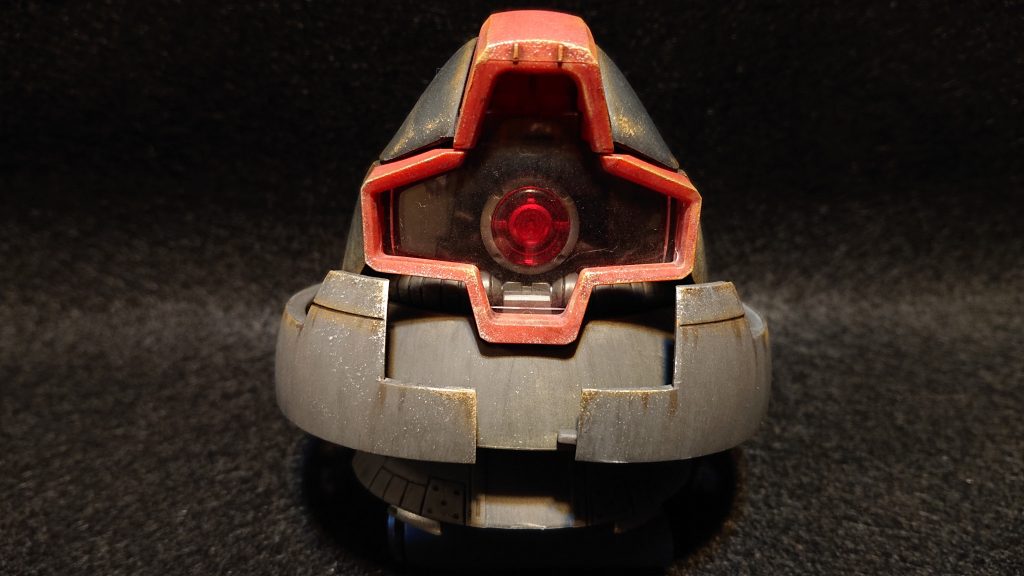 ベースが黒くてメリハリが無く地上で戦うモビルスーツということで、つや消しを吹いてウェザリングとチッピングを施しました。モノアイがはまっているパーツの内側もシルバーで塗りました。