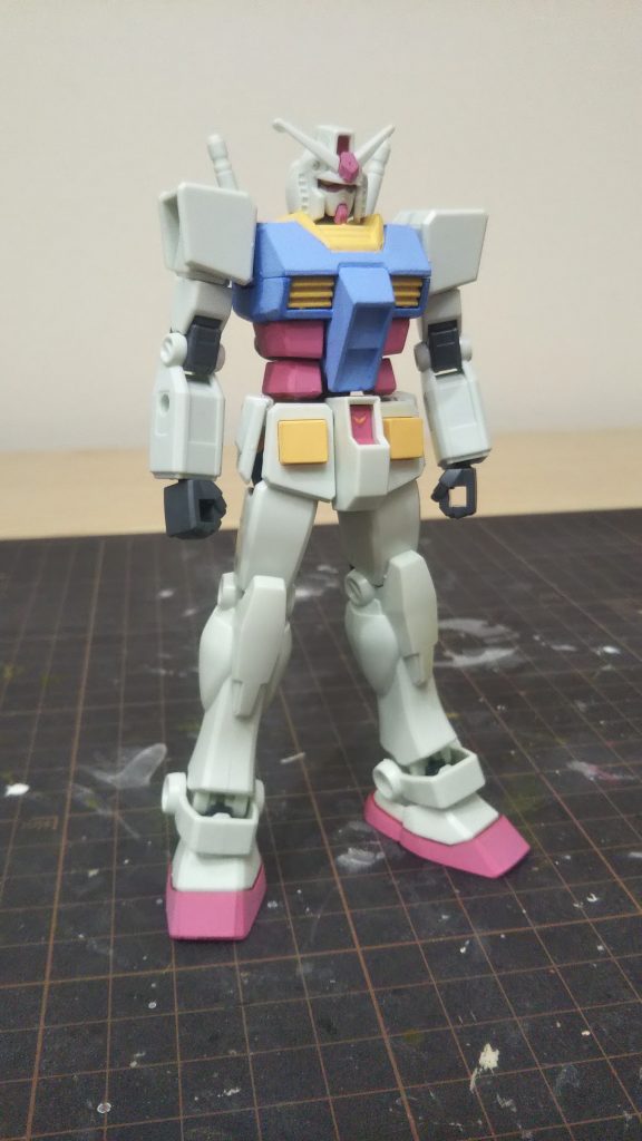 5歳の息子に作ってってお願いされたガンダムを息子が寝た隙に黙って塗ってしまいました🙏💦(明日 色が違うっ❗️て怒られるかも😱)本当は画像より かなり白濁しているのですが・・・画像が荒くて すいません😣💦⤵️