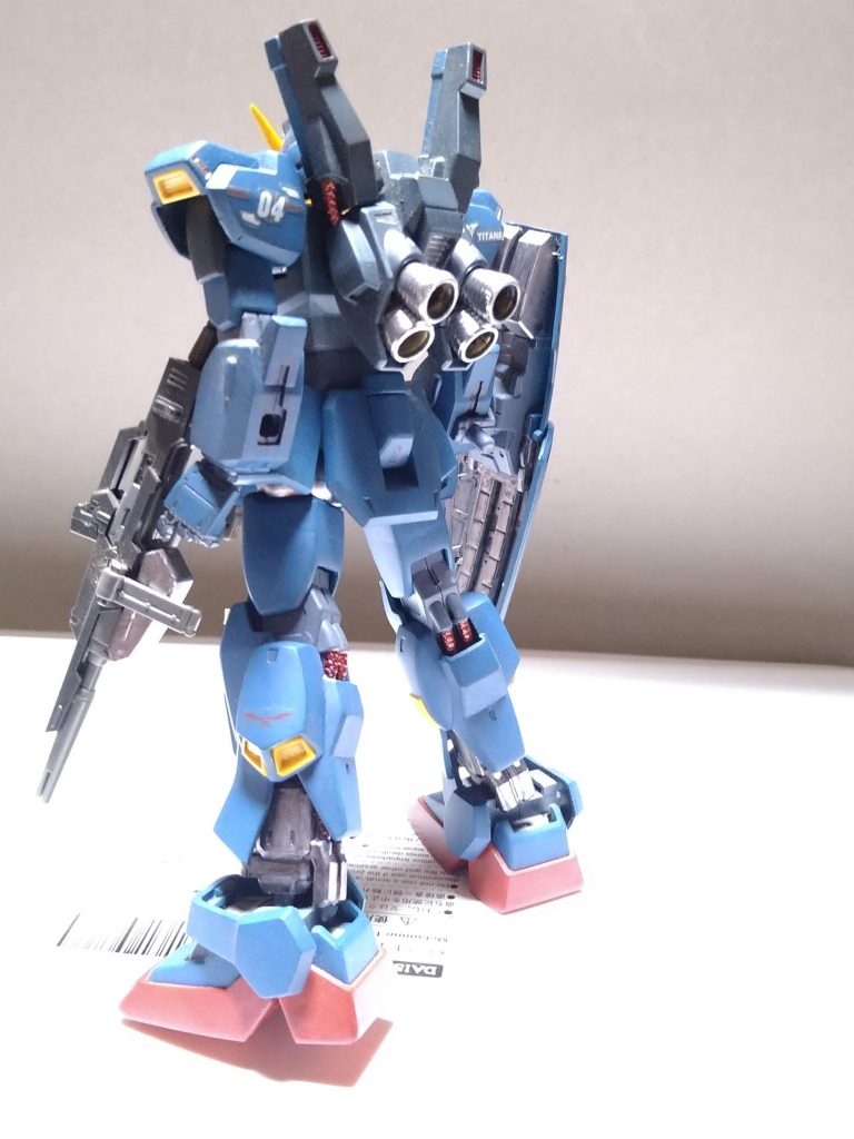 RGでの余剰パーツを使用してるだけのパチ組み、エアブラシ塗装、バックパックバーニアをガンダムマーカーのメッキシルバーで塗装。