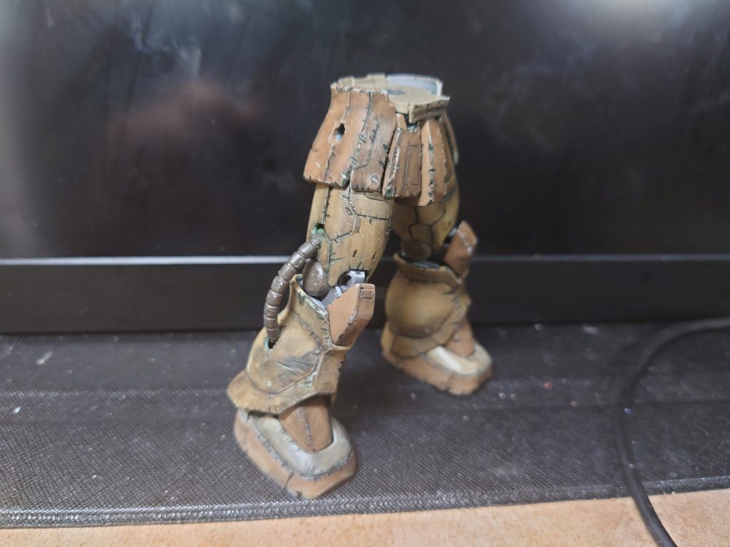 何度も塗り、傷、汚しの繰り返し。