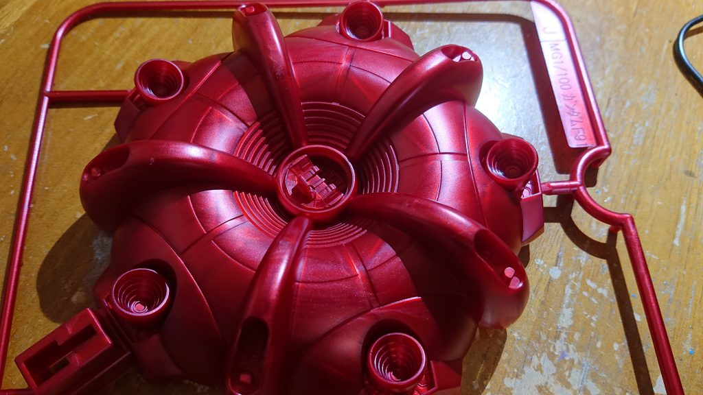 oh…なんて男らしいパーツ構成。せめてバーニアくらい別パーツだったらかなり塗り易かった。しかも整形色がメタリックレッドなんでウェルドラインがバリバリに入ってます。もうプラスチック感丸出し。せっかくのチタニウムフィニッシュも台座がこれじゃ…。