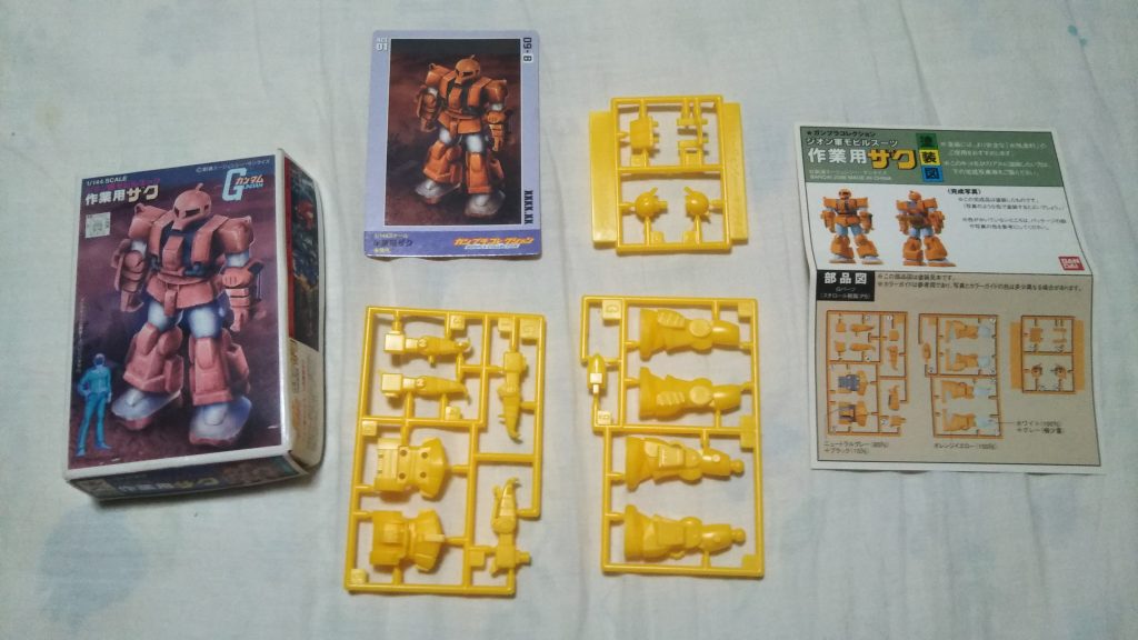 組み立て前の状態です。 箱絵は当時の雰囲気を感じさせる作風ながら、このキットのために新たに書き下ろされたモノのようで、非常に趣があります。 また、説明書の他に小さなイラストカードまで入っていました(しかも裏には当時のガンプラ製作における豆知識が・・・)!