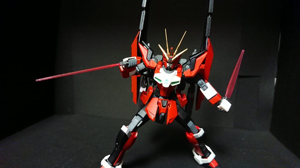 ビームダガーを構えて。ビームソードにしても良かったんですけどあえてのビームダガー。機体色も相まって中々好戦的なイメージになりました。