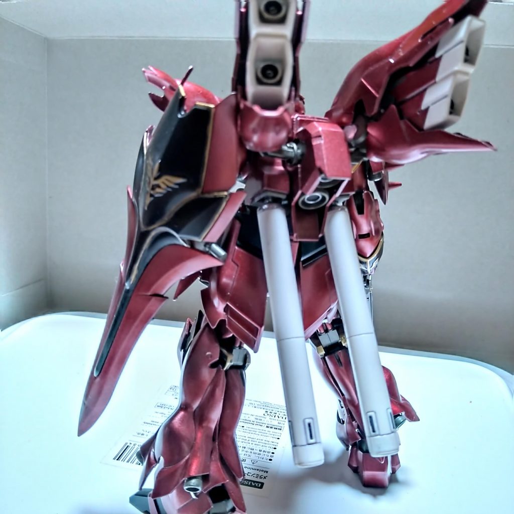 赤い部分はダークグレーベースからのグランベリーレッドパールを吹き付け。エングレービング、ブラスにフラットベースをちょい足しして塗装。