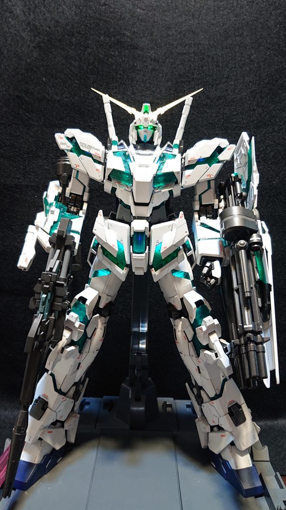 本格的にガンプラにハマるきっかけになったガンプラです。まだ、工作スキルがほとんどない頃の作品なので、プラモとしての工作はスミ入れ、フレームパーツと武器の一部を黒鉄色のスプレーで塗装、つや消し処理のみですが、元が素晴らしいので今でも気に入っている作品です。