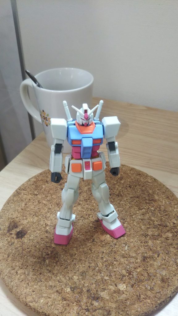 その後 コーヒー☕️を飲みながら塗りなおしました😅リビングを汚さないように気を付けて製作してます💦台座はコルクの鍋敷きです😅