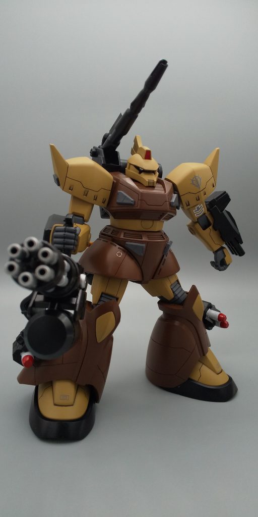 武装には片手で撃てる事をイメージしたガトリングを装備させ、脚部にはミサイルを追加、胸部には装甲を少し付けて重武装感を出しました。