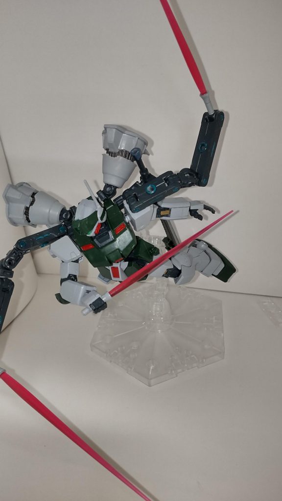 ビームサーベル通常は腰裏にあるものをサイドスカートに移す事によりより速く抜刀できるようになった。フレキシブルアームサイコフレームの使用によりパイロットの脳内で操ることができる。