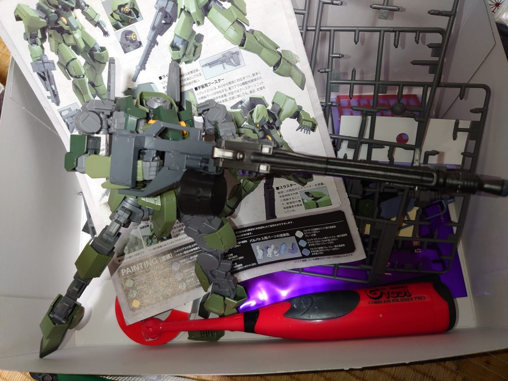 射撃武装のLMG。通常ライフルがPS、銃身がABSの為、瞬間接着剤を使用。塗装はタミヤのマルチプライヤーを吹いてから。