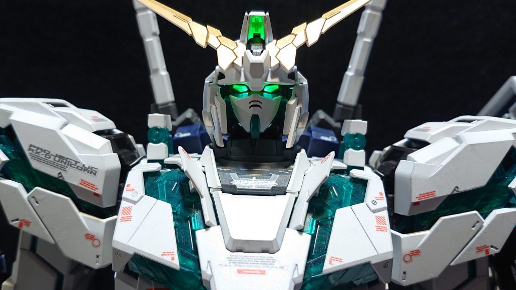 プラモとしての工作はほとんど出来てませんが、頭頂部のセンサーにLEDを追加しました。