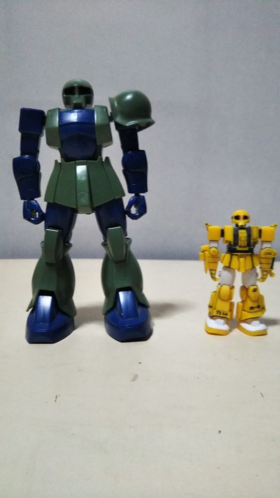 恒例の大きさ比較です。 HGUCの旧型ザクと並べてみました。 相変わらず、キットの小ささに反比例して良くできています。 改めて並べてみて感じたのですが、この2機、似ているようで実は細部はかなり異なるデザインになっていますね。 1/144スケールで旧ザクなどを改造して作業用ザクを製作される方々は本当にすごいと思います。