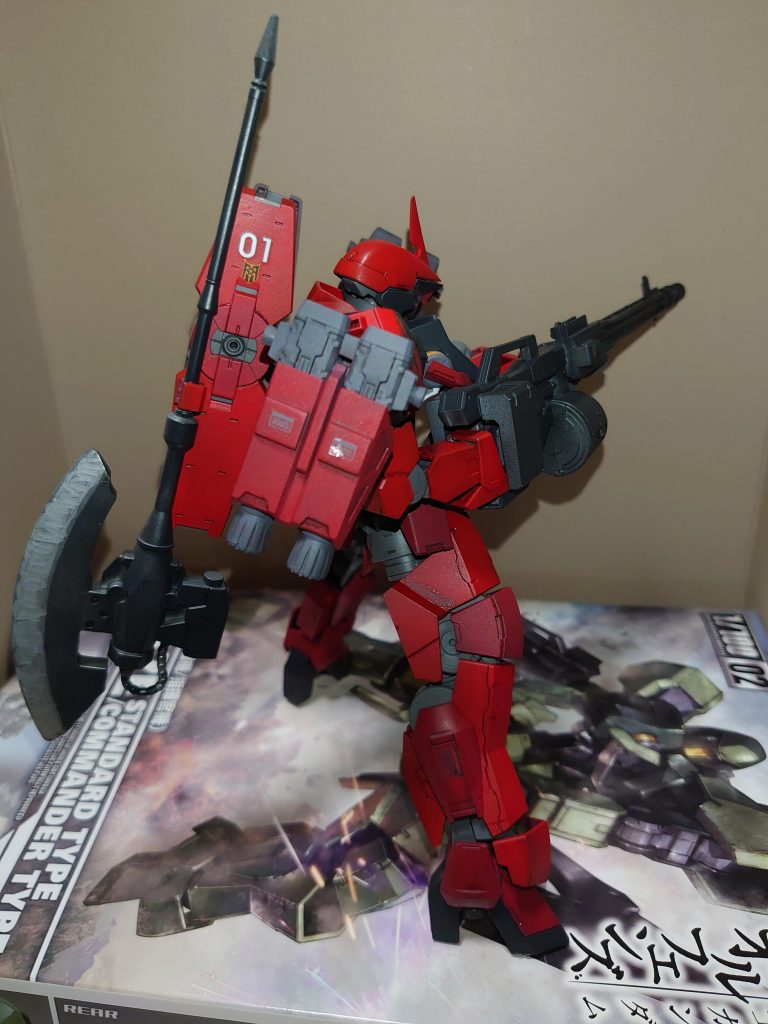 斧の刃先が汚いですが、きれいに塗ったらなんとなくオモチャ感がしたので、ガンダムマーカーあえて雑にしてみました。