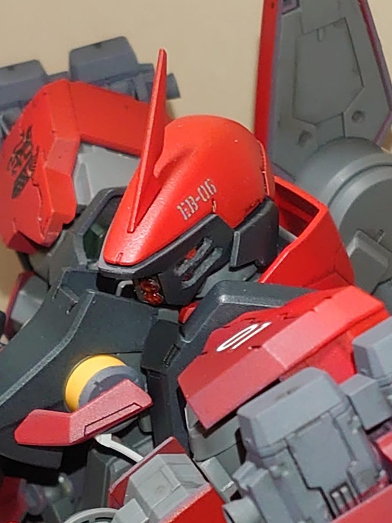 サイドのカメラアイの開口部はもう少しきれいにヤスリがけしたかったのですが、想定より開口部間が狭まり、折れてしまいそうな他、開口部が大きくなり過ぎる恐れがあった為、妥協しました。