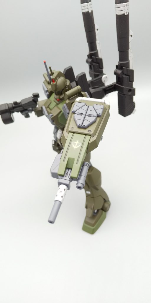多少雑ですがマシンガンとビームサーベルをシールドにくっつけてオリジナル武装的な武器を作りました