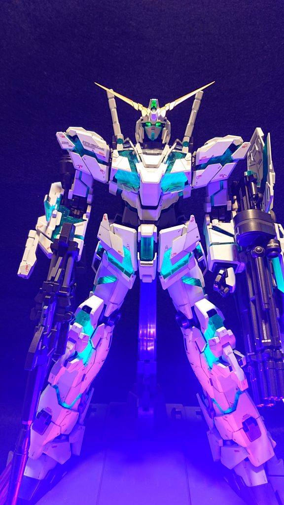 ブラックライトを当ててサイコフレームが光った状態で何枚か。