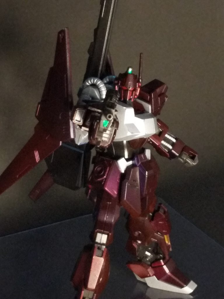 黒みかかった赤の配色に対し、黒のバイザーアイでは色負けするかな?と思いバイザーも赤くしてます影があるとガンダムタイプのカメラアイぽくなりました