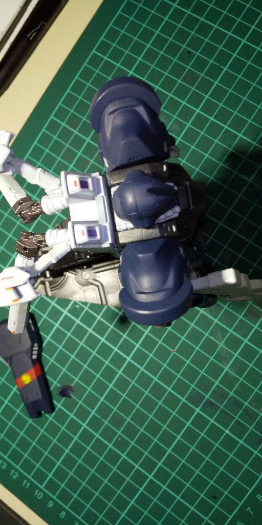 肩の合わせ目は消してみたんですが、もっと研磨してから塗装しないとだめですね。缶スプレーのつや消しも止めて、エアブラシで丁寧にクリアを何重に吹かないと、デカール貼るときに塗膜がはがれました。これから徐々に腕を磨きたいと思います。今度はエントリーグレードで、スジ彫りとグラデーションにチャレンジしてみます～。