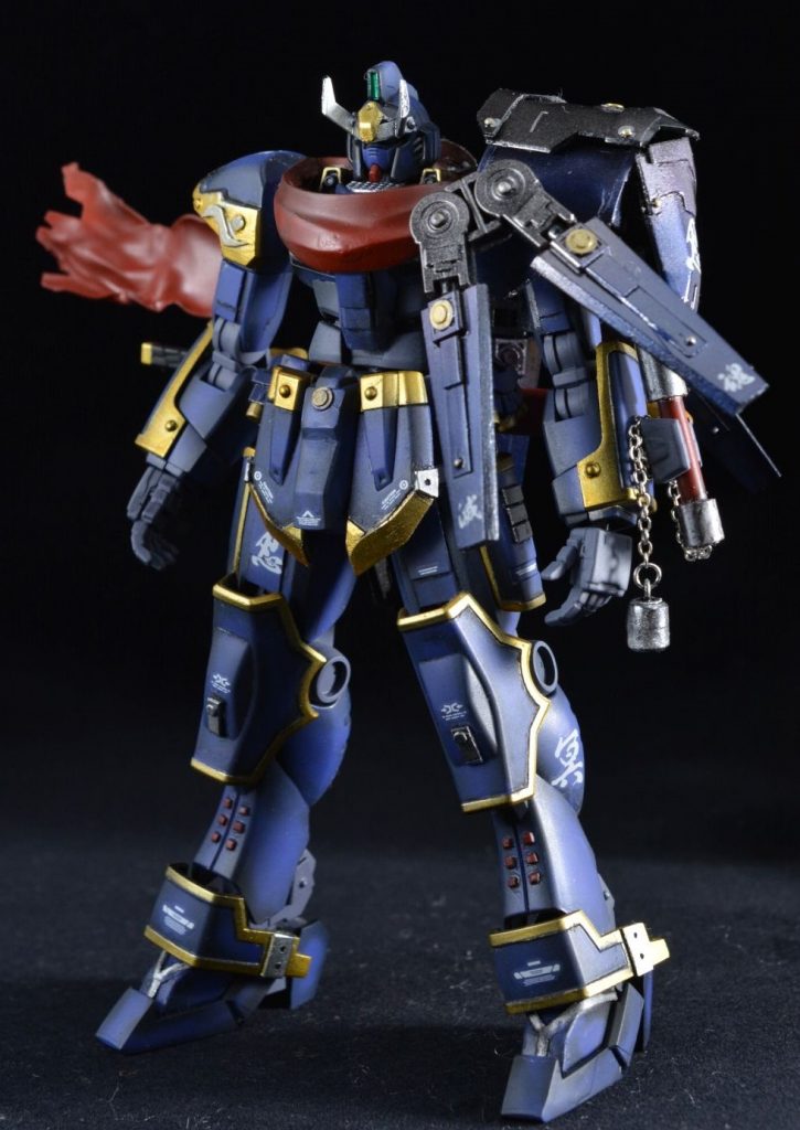 正面です。ガンダムデスサイズをベースに、肩をGBN-ガードフレームに、太ももをガンダムMK-Ⅱに変更し、全体的にプラ板で装飾を入れています。頭部は百鬼丸をイメージして改造しました。