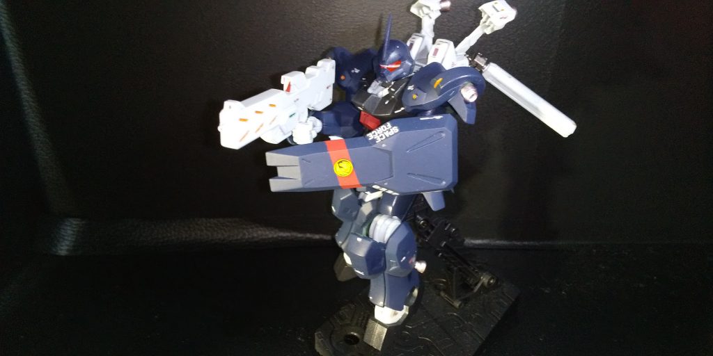 角はVガンのハリセンをたたき割った欠片を加工してつけました。バックパックにバーニアとタンク、脚側面にもバーニアを追加しました。ホントは指揮官用ジャハナムが欲しかったんですが売ってませんでした～。