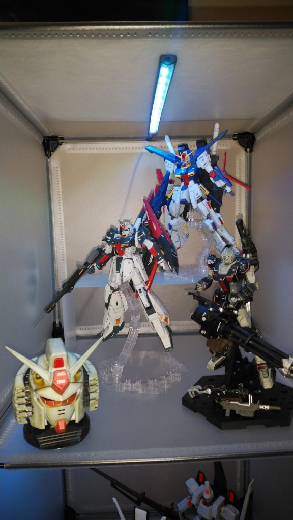 ファースト、Z、ZZと揃いましたー。ガンプラを作る時間がない、でも完成品はディテールが気になる、そんな方はお気に入りのロボット魂を買ってお試し下さい。追記:時期的にツヤ消しは白くなりやすいので湿度を確認してからお試し下さい。自分も真っ白になりました。(光沢スプレーでリカバリー出来ます)