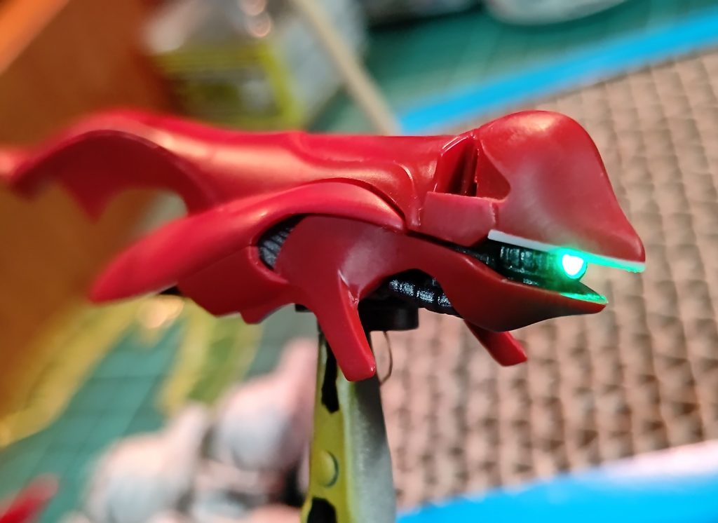 頭部加工とモノアイへのLED組み込み。