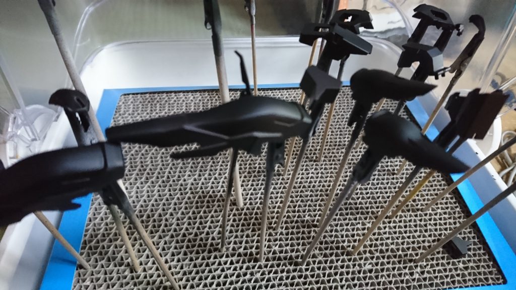 まだ赤サフの存在も赤の隠蔽力も知らなかったので黒サフで下地塗りました一部黒パーツは黒サフのみで済ませました