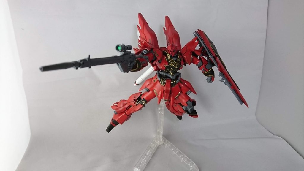 ライフルのスコープは蛍光グリーンの上にクリアグリーンで塗りました