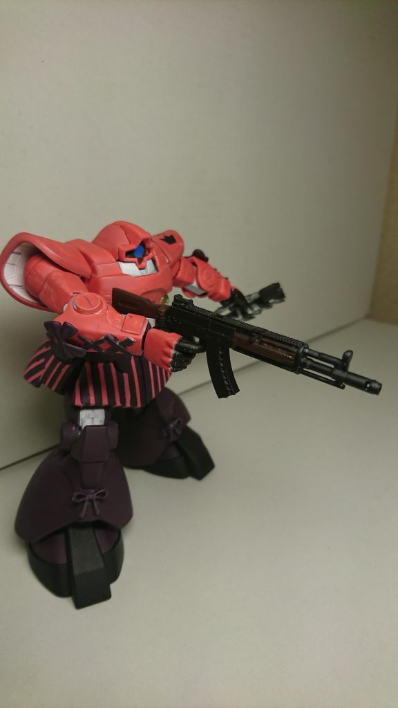 ■アサルトライフルAK-47彼女が求めたのは心の安寧ではなく、死闘の高揚感。ただそれだけを求めて銃を手に取る。「水よりやっぱ銃だよね」