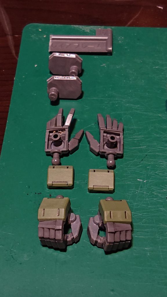 フルメカニクスは肉抜きが多いので同じ色ののランナータグで埋めています。