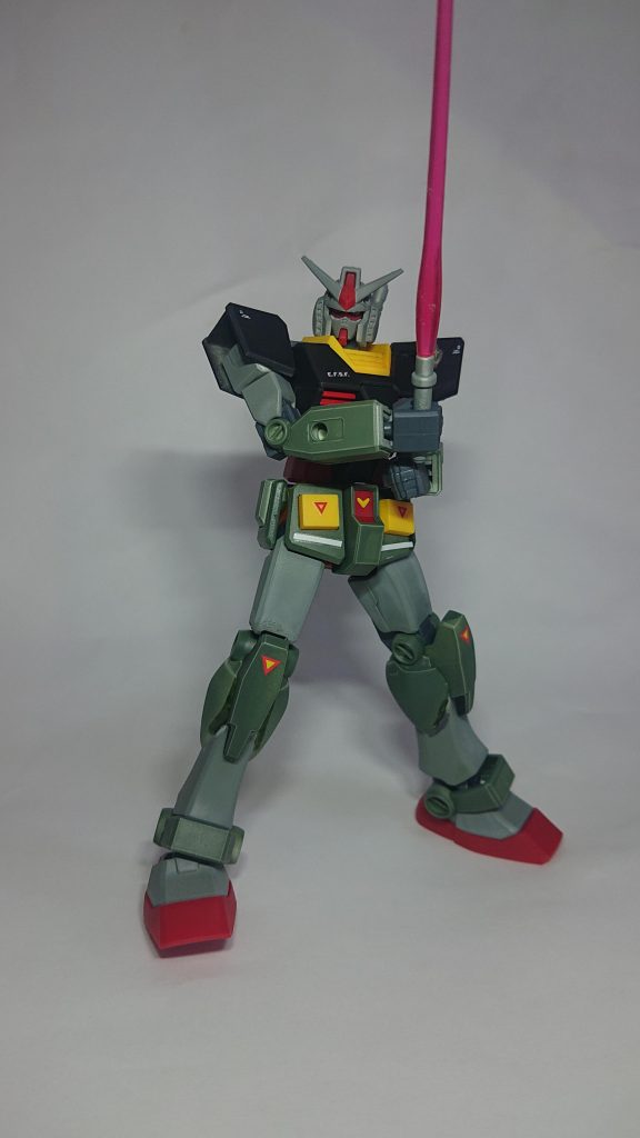 ビームサーベルを構えて