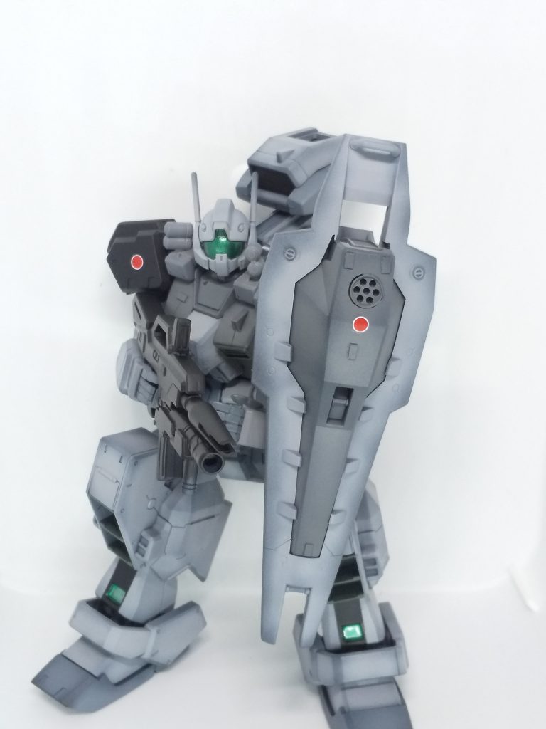 頭はジムが大好きなので変えました。ビームライフルは改造してグレネードランチャーをつけてます。シールドにはガトリング砲を埋め込みました。ビームサーベルはわざと外しています。 