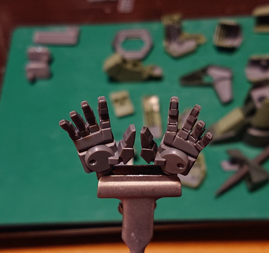 表情をつけた左手パーツと右手パーツの比較です。単体で見るとほとんど変わりませんが腕にはめるとかなり印象が変わります。