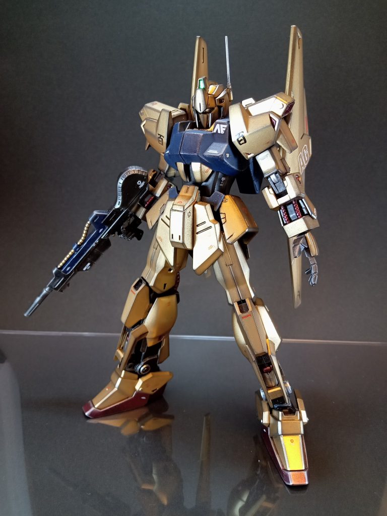 装甲部は、クレオスのNo.9ゴールドです。