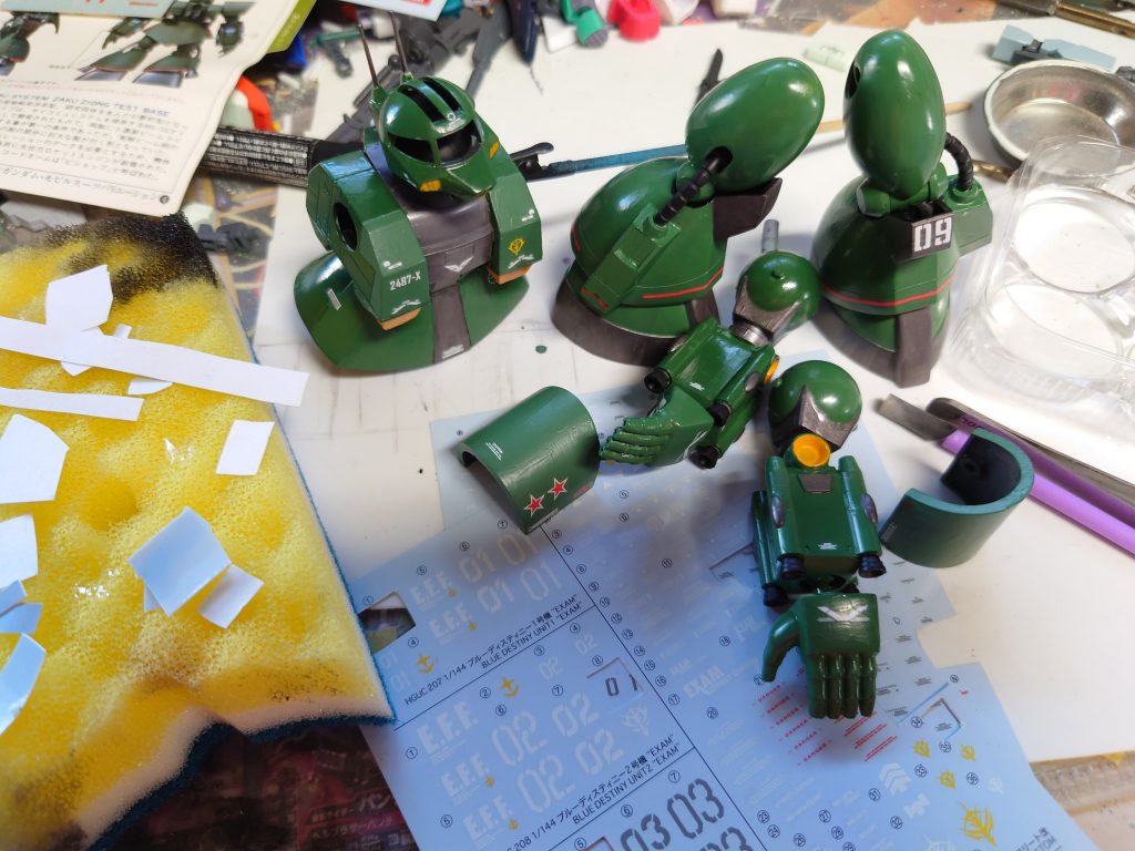 最後にデカールの貼り付け風景を。ちなみに股間に3ミリ穴を用意した事でスタンドに対応できるようになりました。宇宙用の機体だから開けて正解でした。